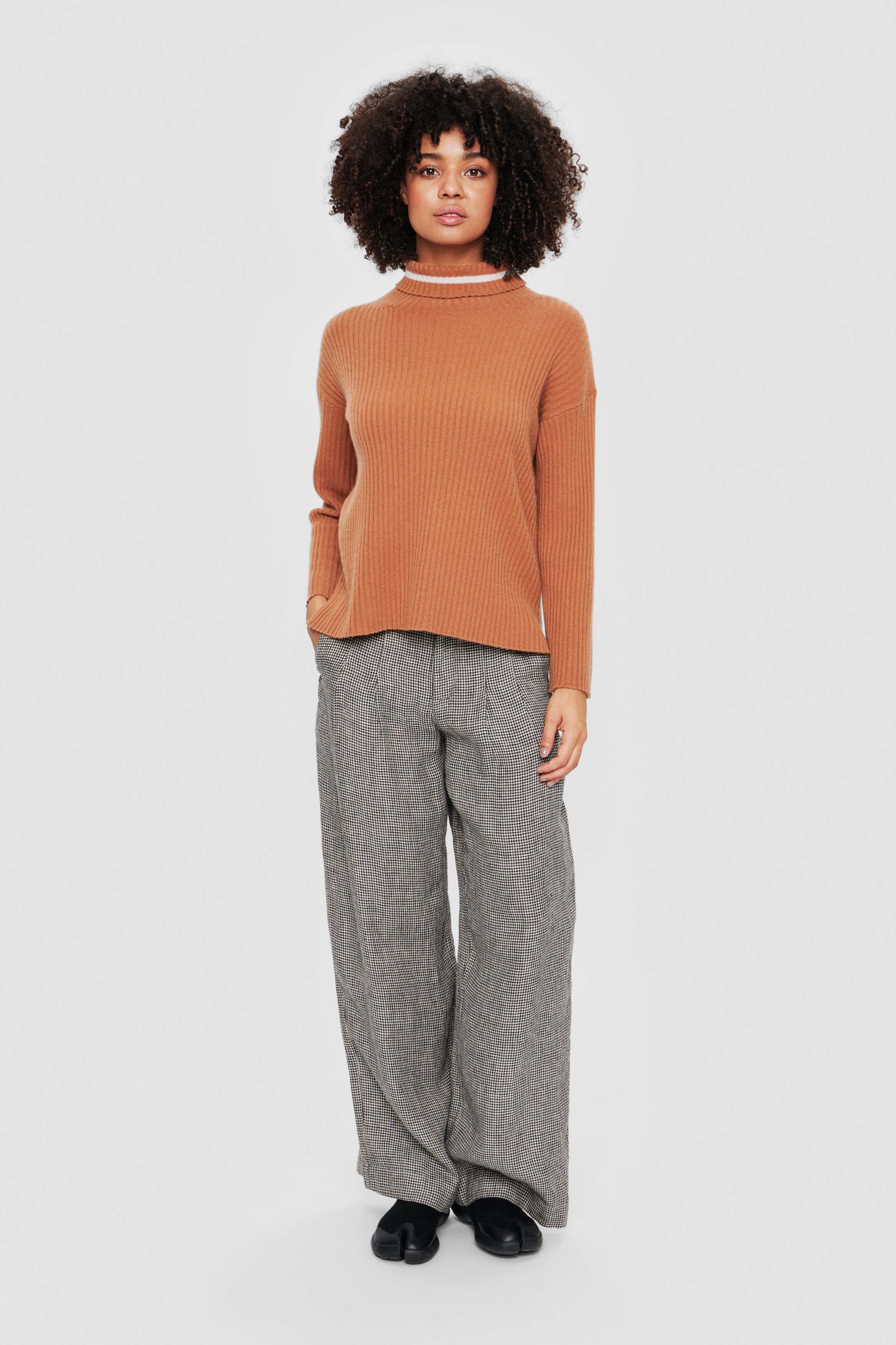 Pepita linen trousers with pleats