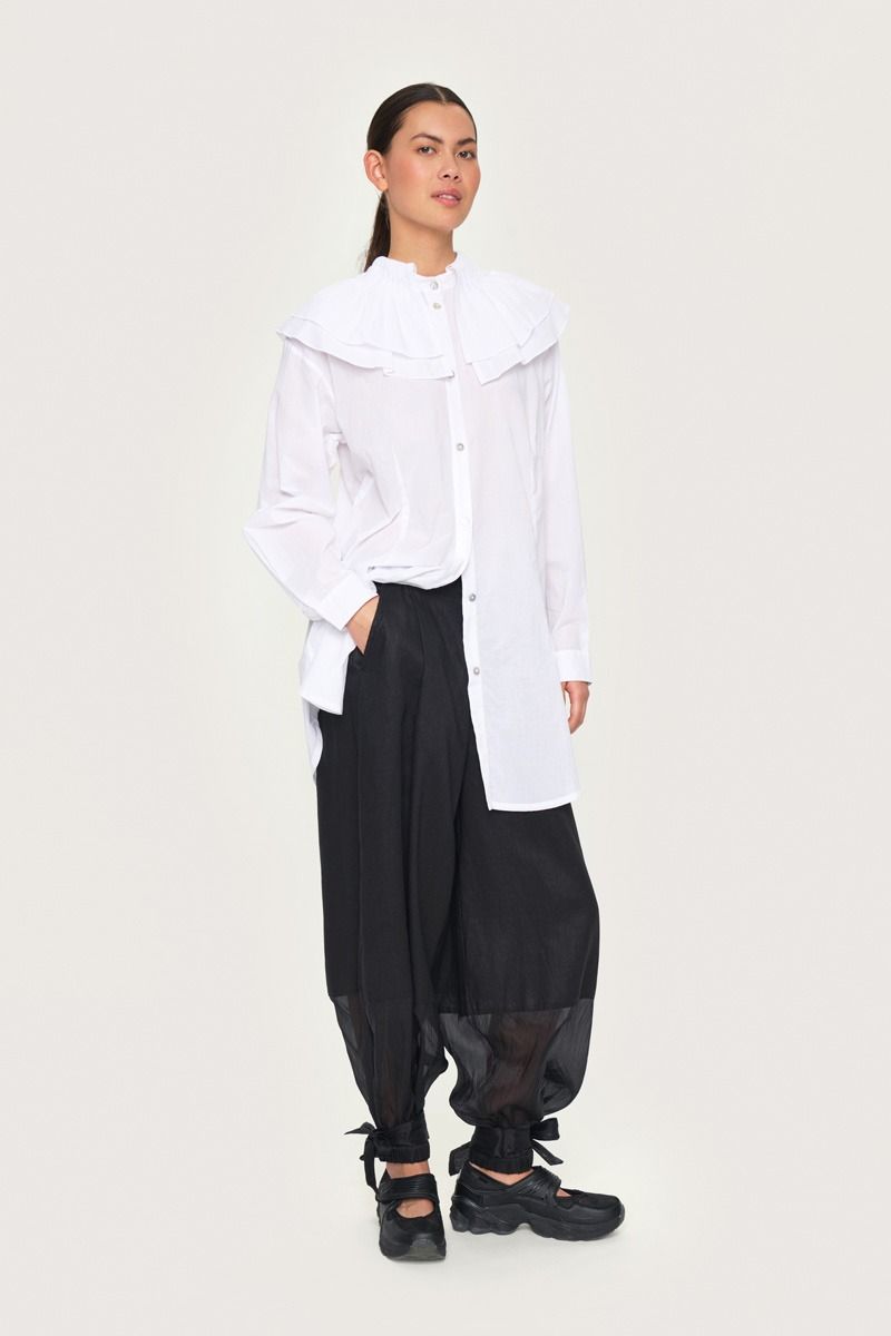 Airy linen trousers with tie-strings