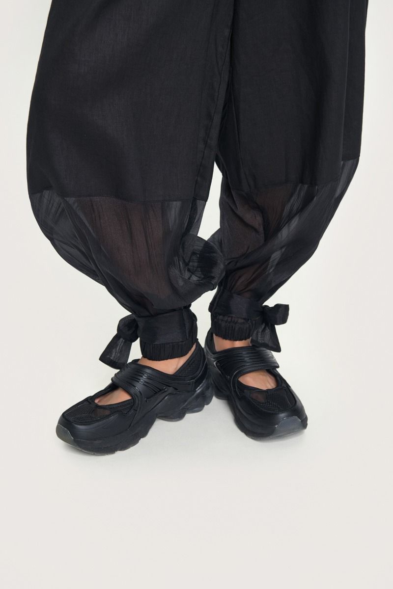 Airy linen trousers with tie-strings