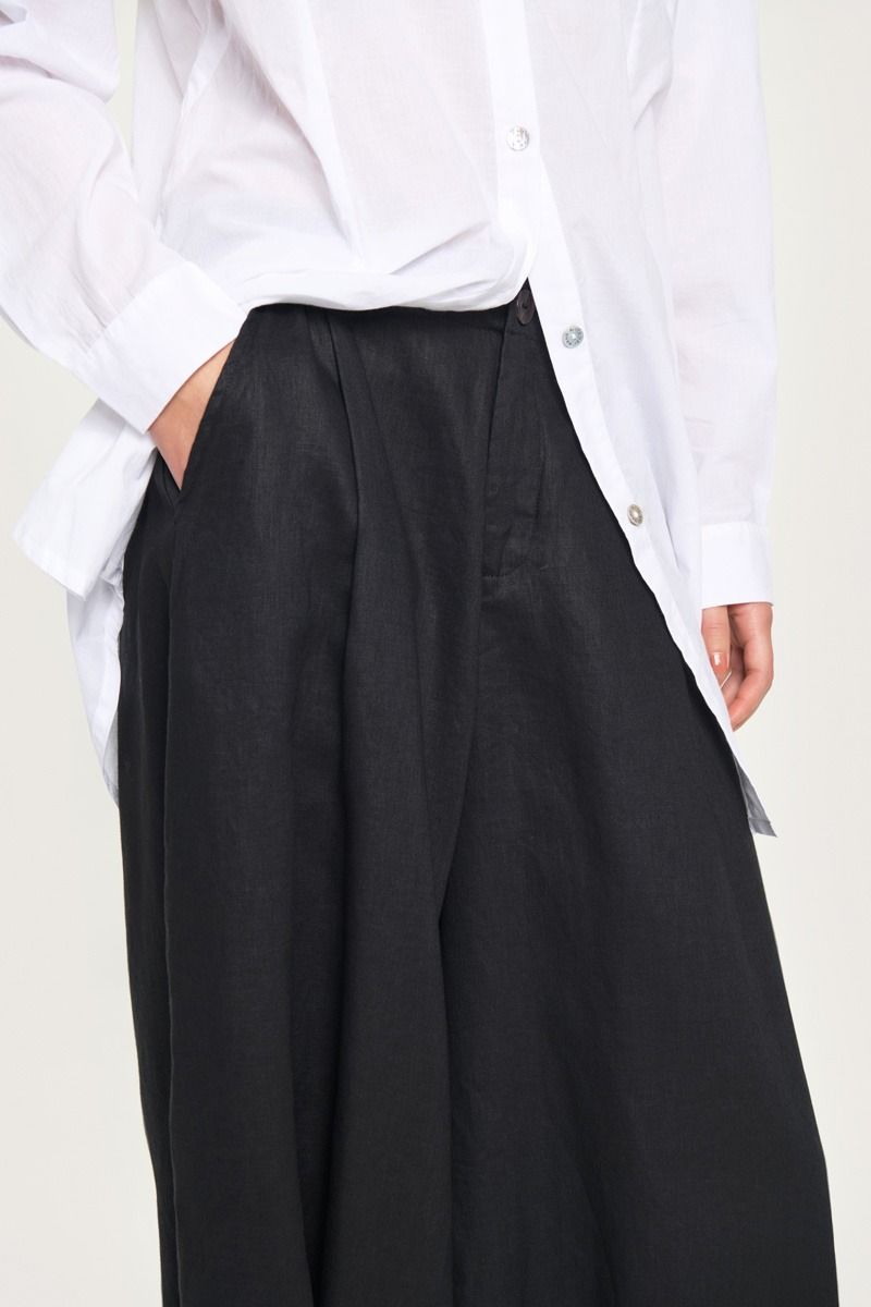 Airy linen trousers with tie-strings