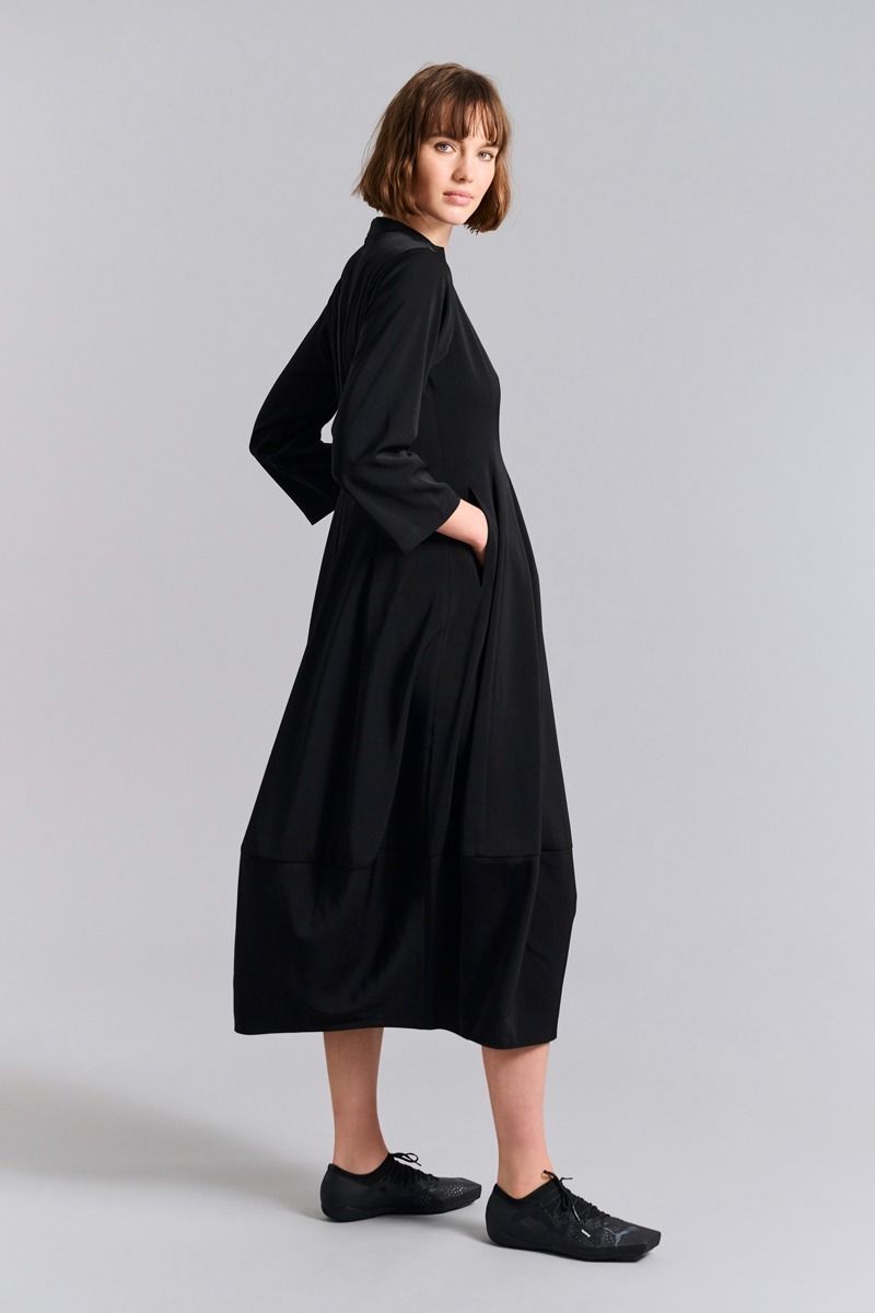 Sakura stretch klänning med krage