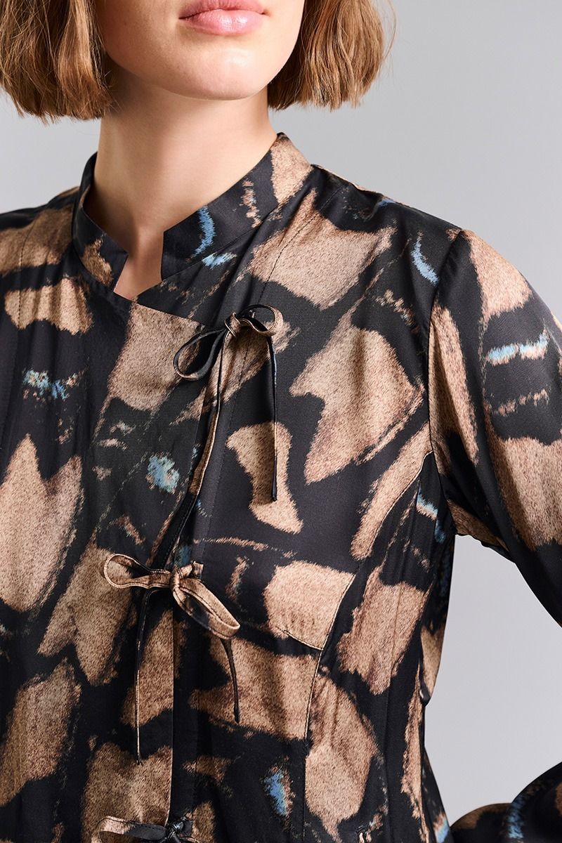 Kuhaki FSC klänning med krage