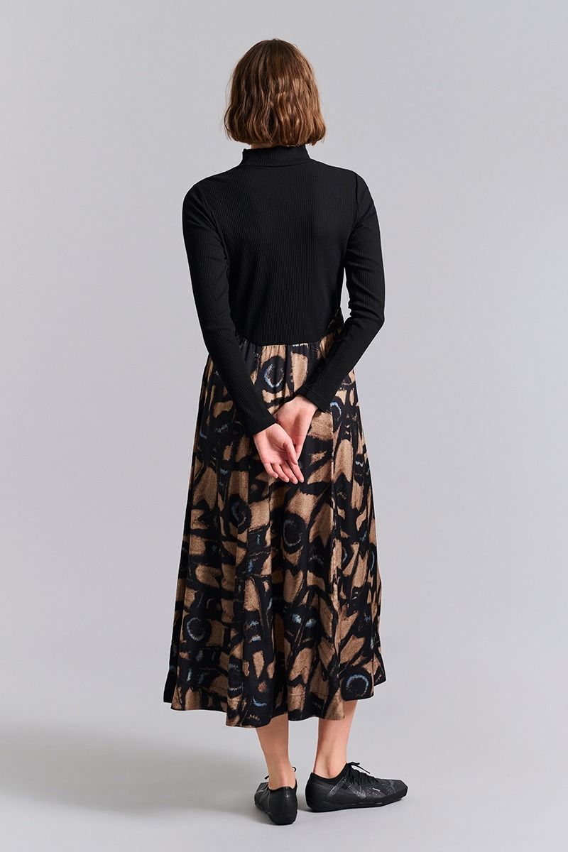 Kuhaki FSC klänning med hög hals