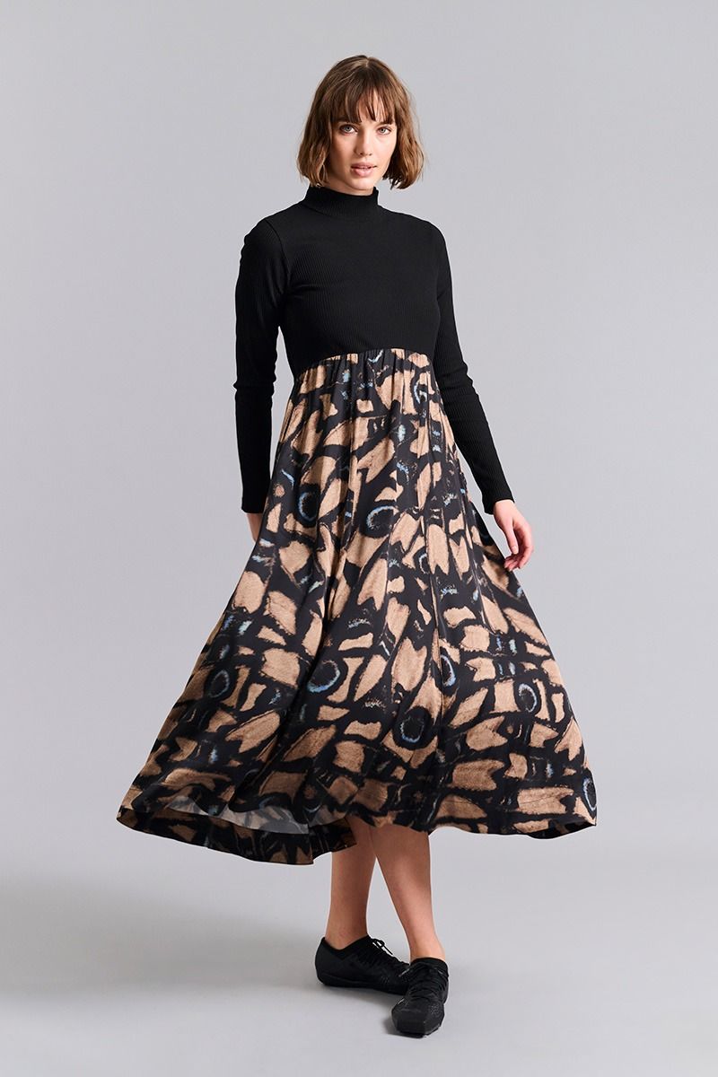 Kuhaki FSC klänning med hög hals