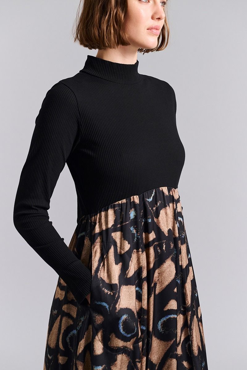 Kuhaki FSC klänning med hög hals