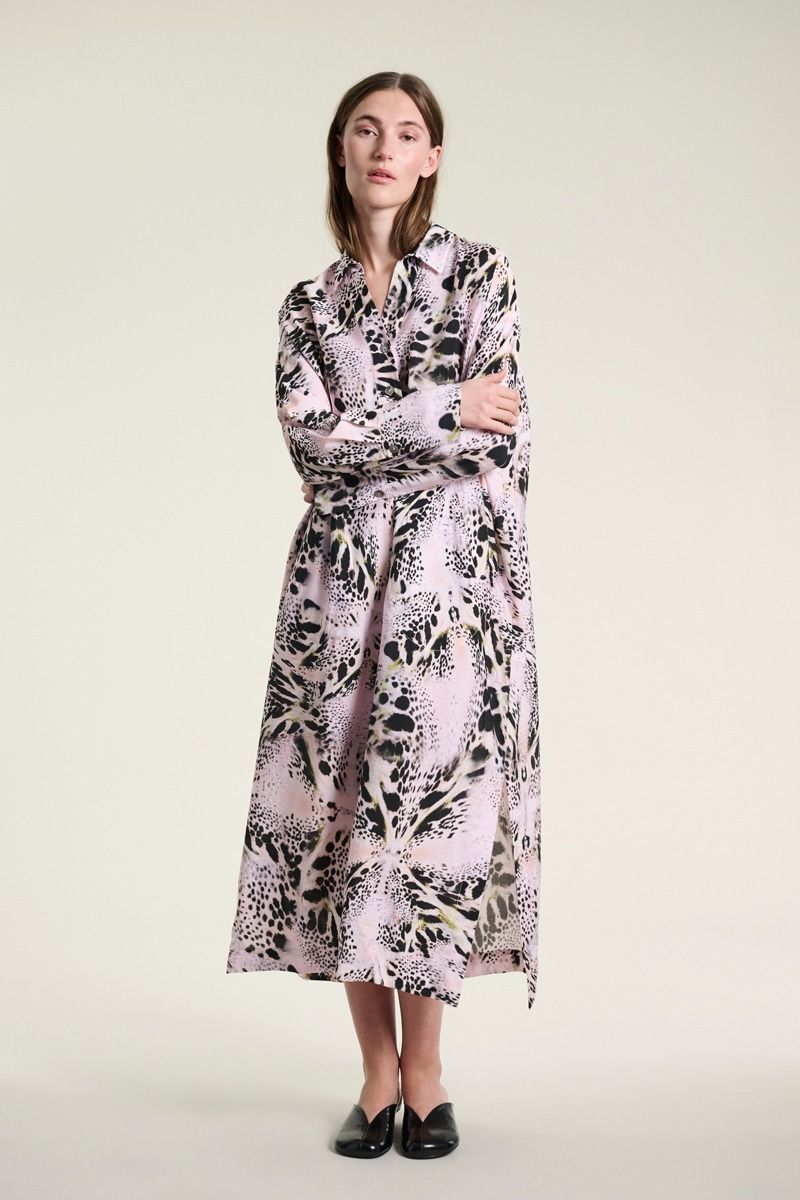 Tsuki Kleid mit V-Ausschnitt