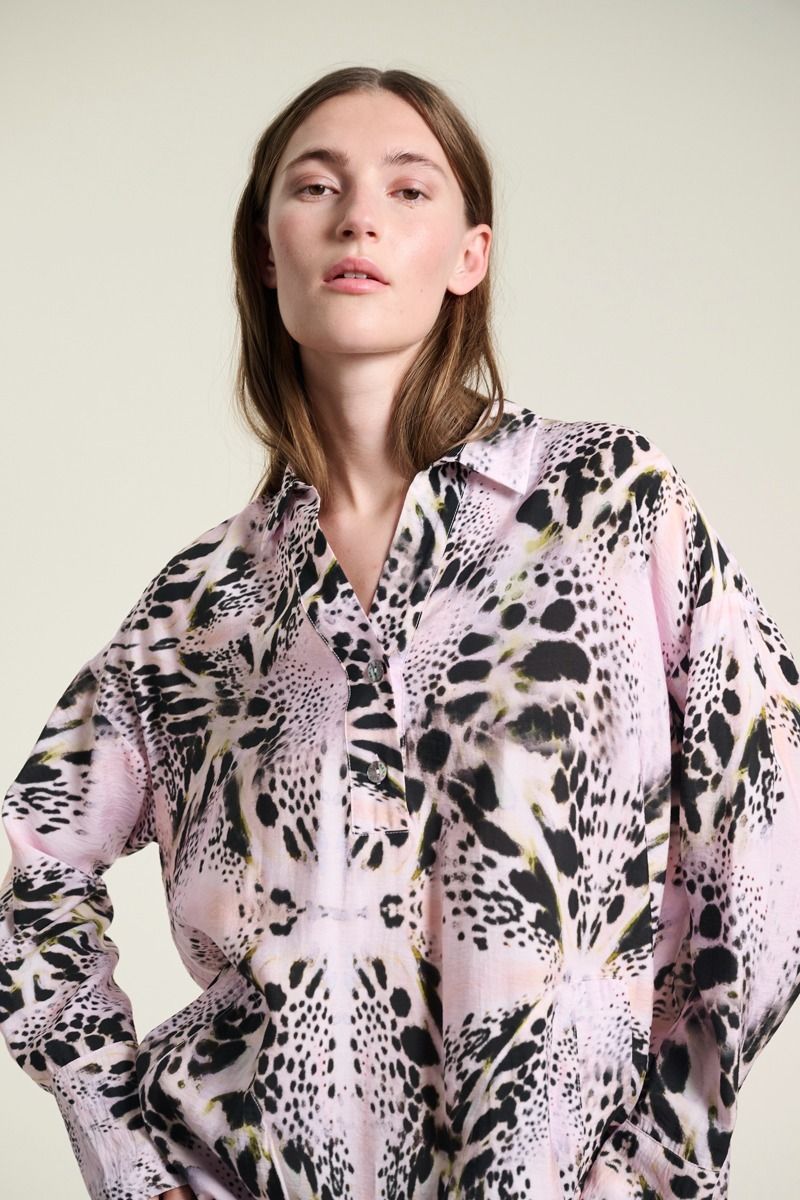 Tsuki Kleid mit V-Ausschnitt