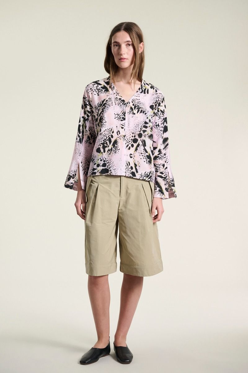 Tsuki blouse with v-neck