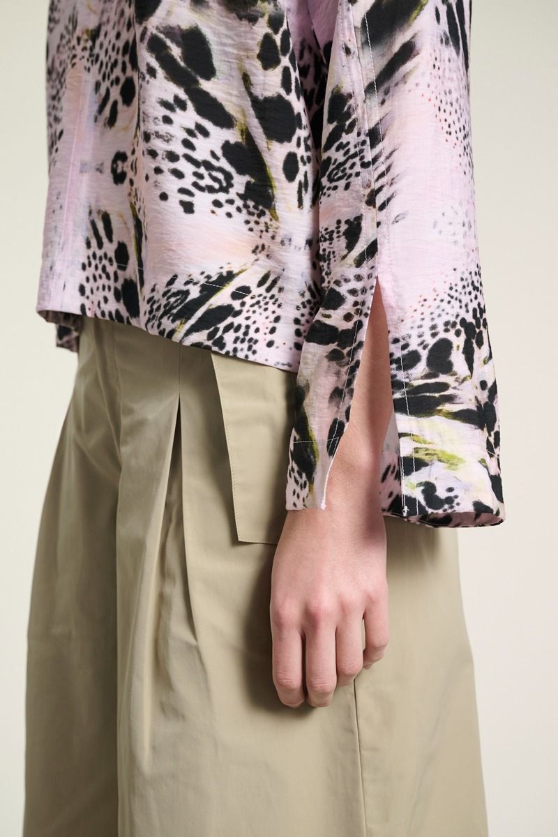 Tsuki blouse with v-neck