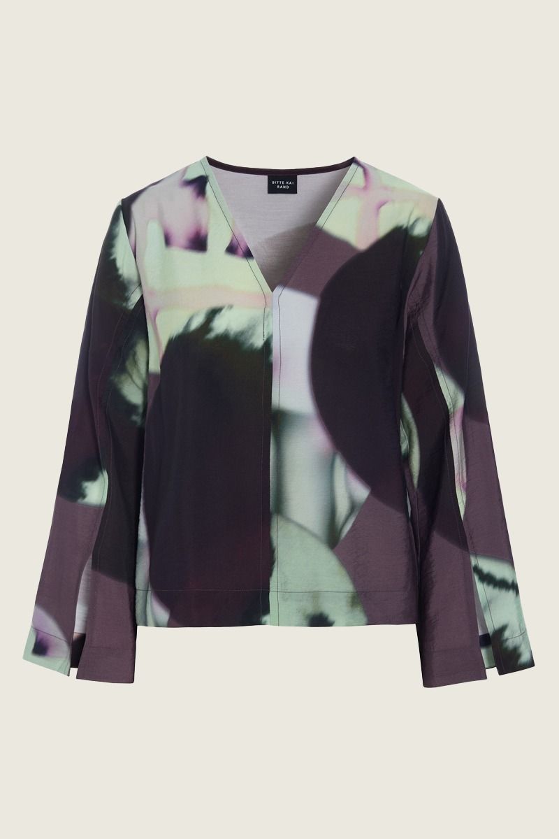 Tsuki blouse with v-neck