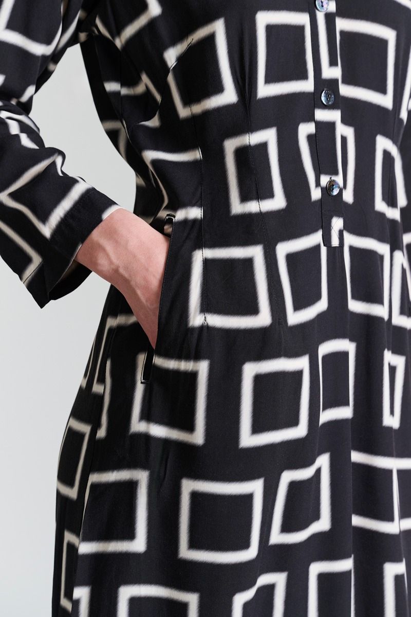 Iki Klänning med knappar