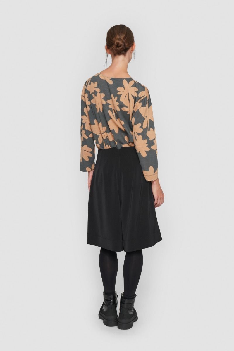 Sakura stretch divided skirt