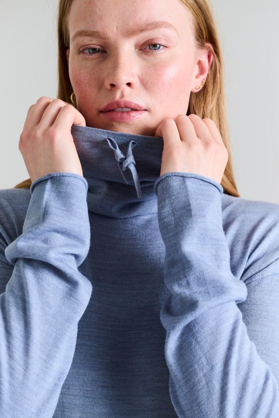 Nisu High-necked Blouse