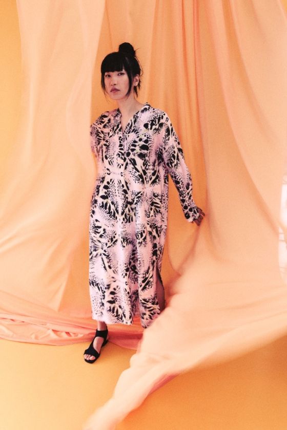 Tsuki dress with V-neck