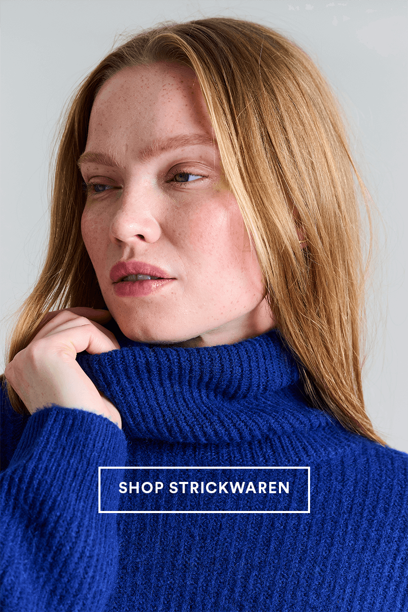 Modell in Blau Bitte Kai Rand Strick. Knopftext: Shop Strickwaren