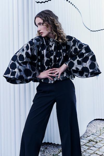 Model iført festtøj fra BITTE KAI RAND