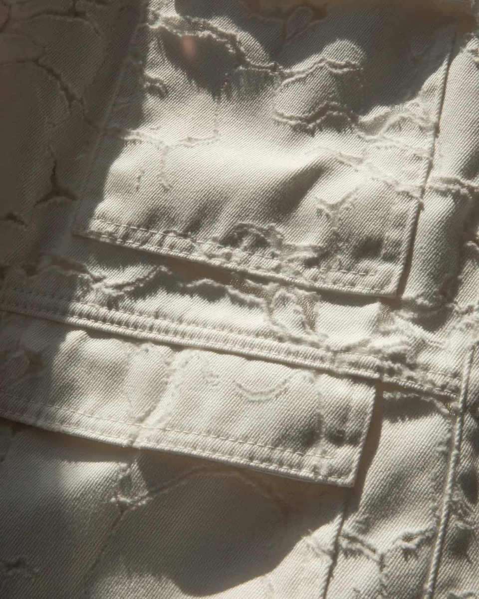 Närbild av ljus i Bitte Kai Rand-stil med tygdetaljer