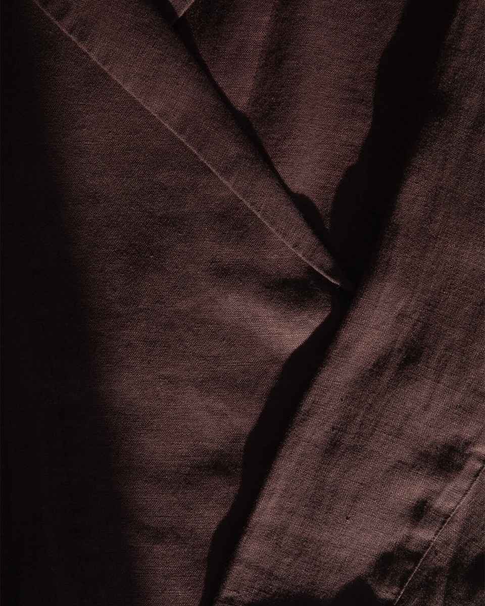 Närbild på Bitte Kai Rand-modell i linne i russinfärg