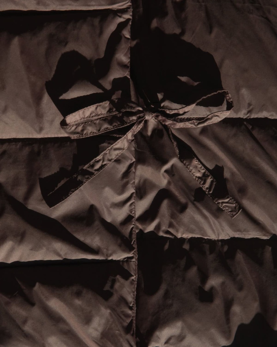 Närbild på Bitte Kai Rand-fjäderdun i russinfärg