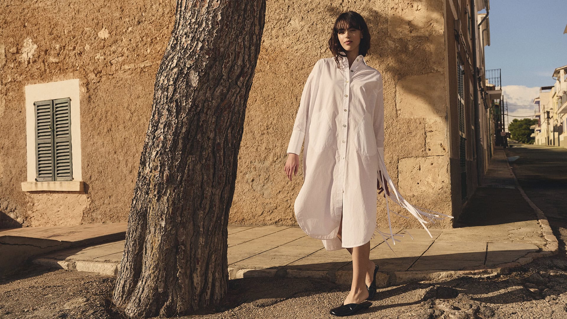 Model i skjortekjole fra Bitte Kai Rand. Tekst: frakker & overtøj