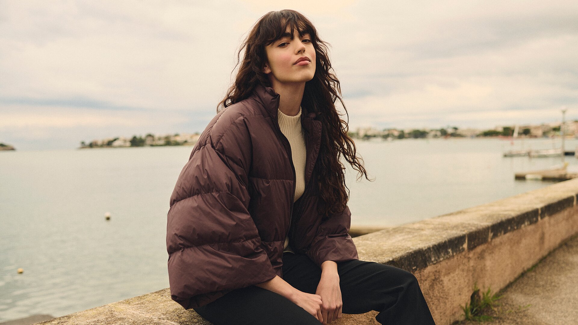 Model i kort jakke fra Bitte Kai Rand. Tekst: frakker & overtøj