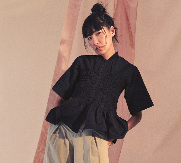 Model i sort bluse fra Bitte Kai Rand. Tekst: Bluser