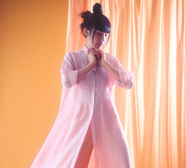 Model i kjole fra Bitte Kai Rand. Tekst: Kjoler