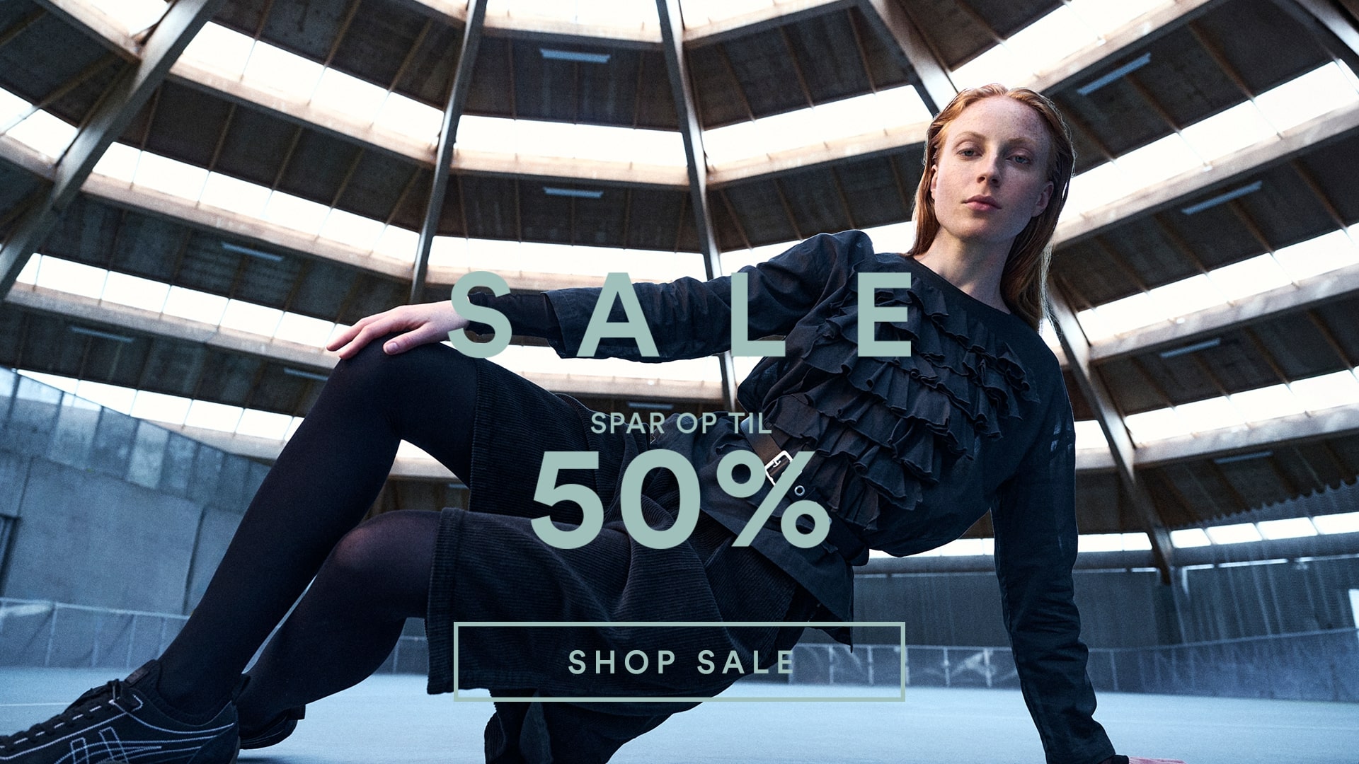 Bitte Kai Rand Sale Model i blå Bitte Kai Rand styles. Tekst: 40% sale. Knaptekst: shop sale