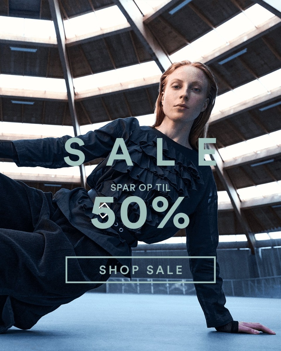 Bitte Kai Rand Sale Model i blå Bitte Kai Rand styles. Tekst: 40% sale. Knaptekst: shop sale